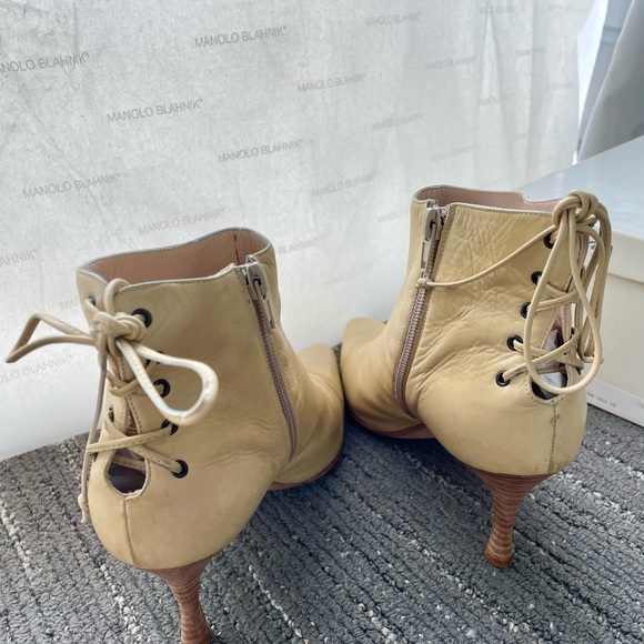 Monolo Blahnik cream color boots, size 9 US, Handmade in Italy. Comfy 3” heel. - Picture 3 of 16
